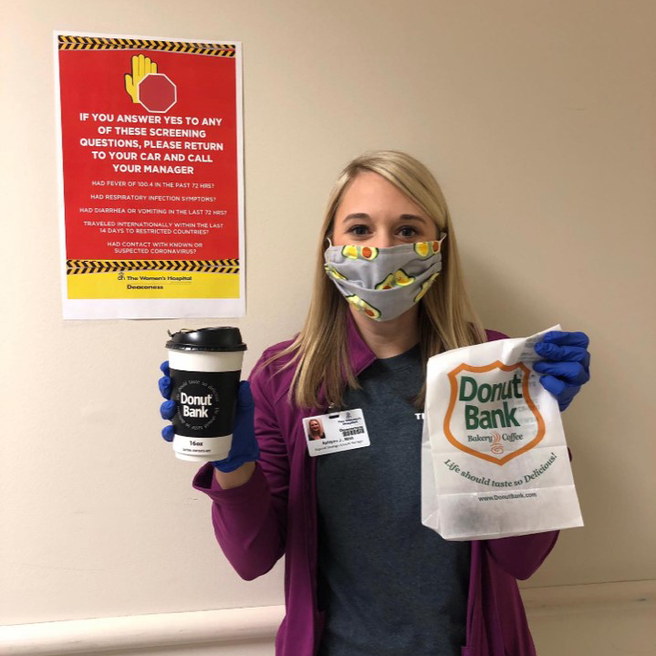 Several  @Old_National team members delivered coffee and donuts to two Evansville hospitals. Yum!   #BanksHelpingHoosiers