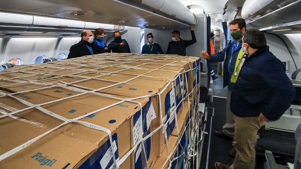 Aerolineas_AR's tweet photo. Iniciamos las pruebas técnicas de retirada de asientos en uno de nuestros A330, para traer más volumen de insumos médicos en cada uno de los vuelos a Shanghái. Seguimos trabajando para hacerle frente al Covid-19. #Coronavirus 📸: @RaMurias28 / Lucas Rubio. https://t.co/hnZOLQlBo7