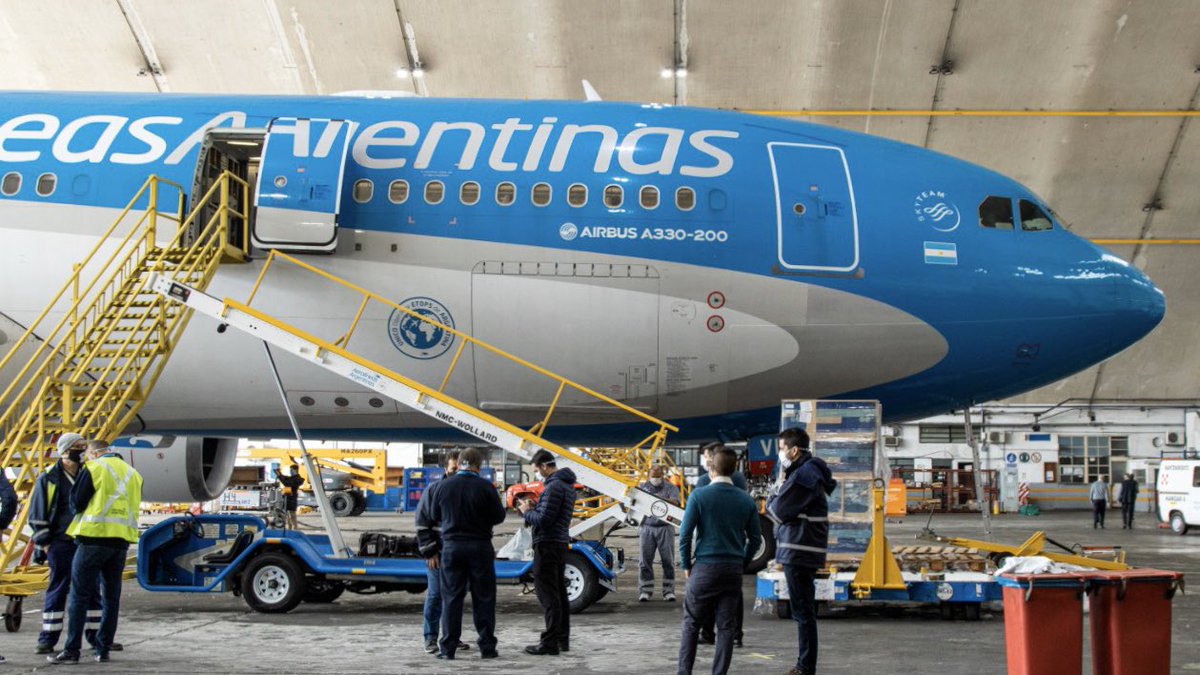 Aerolineas_AR's tweet photo. Iniciamos las pruebas técnicas de retirada de asientos en uno de nuestros A330, para traer más volumen de insumos médicos en cada uno de los vuelos a Shanghái. Seguimos trabajando para hacerle frente al Covid-19. #Coronavirus 📸: @RaMurias28 / Lucas Rubio. https://t.co/hnZOLQlBo7