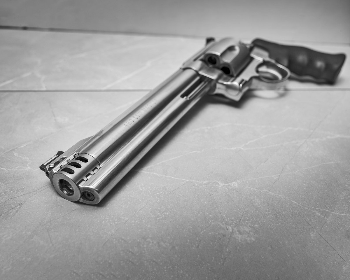 Smith_WessonInc's tweet photo. Wheelgun Wednesday!
What barrel length is your 460 S&amp;W Magnum revolver?

This Smith &amp; Wesson® Model 460 XVR™ is 8.38" and can also fire a 454 Casull and a 45 Colt.

#SmithandWesson #460SW #Magnum #Revolver #45COLT #454CASULL https://t.co/jqiueU5Zy4