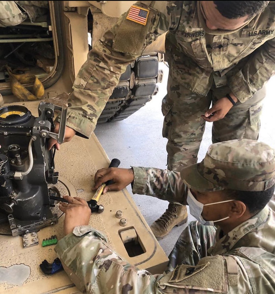 1stArmoredDiv's tweet photo. Readiness starts with maintenance!
#IronSoldiers with @3ABCT1AD Small Arms Mechanics are taking advantage of this time to get after M242 services on Aztec and Battle Companiesโ Bradleys.
#SapperSteel #BulldogBrigade #ReadyNow #TrainedAndReady https://t.co/azJAPd9lDM