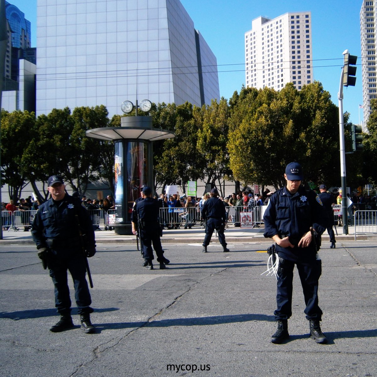mycopusa's tweet photo. To become an officer provider for myCop:
-Must be an off-duty or retired police officer
-Located in the SF/Bay Area

If you are interested and meet the qualifications above, visit https://t.co/yyS6gKqKwL to sign up and receive guard card and insurance assistance! https://t.co/mYoFSsE7U2