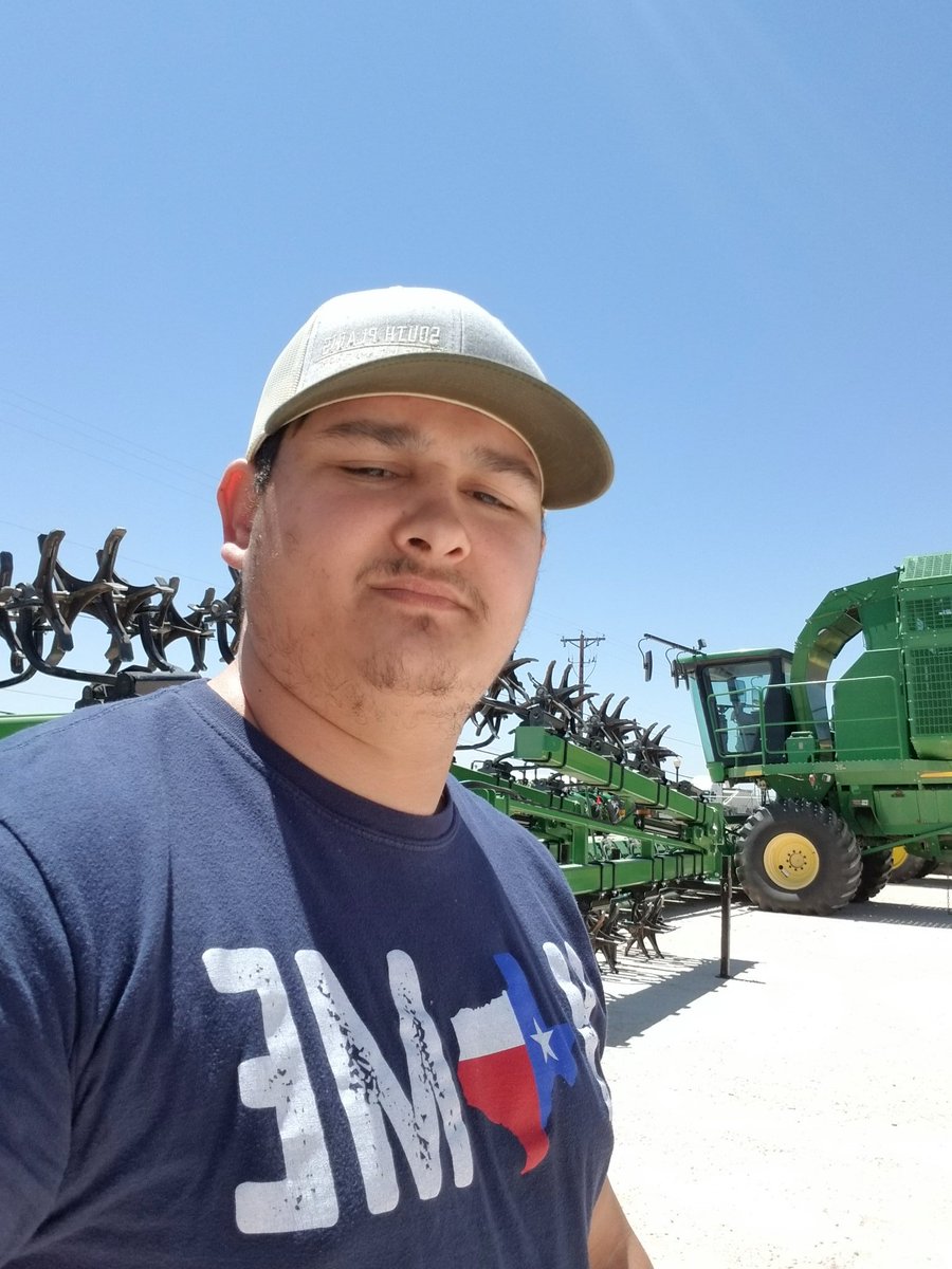 Cam_Amalla1's tweet image. Can&apos;t really complain about today it&apos;s nice out just trying to keep busy #modmustangs #workflowselfie #johndeere #texasmade #ford #mustang #coyote