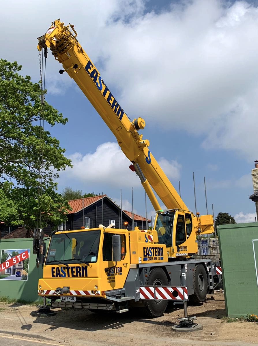 EasternCHire's tweet photo. Our #Liebherr LTM1040 was once again the perfect compact all-terrain machine for a site in #WestMersea this week ☀️ 

#cranehire #mobilecrane #liebherrcranes #Variobase #craneoperator #crane #newdevelopment #newbuild #construction #Essex https://t.co/TDHGEr1MWz