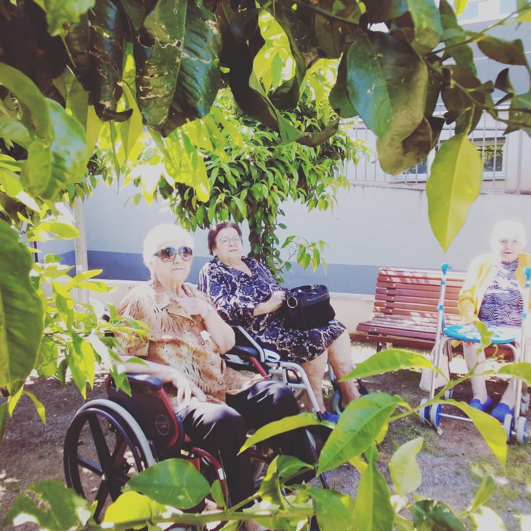 GrupoReifs's tweet photo. Algunos de nuestros residentes de la #residenciademayores Grupo Reifs #maracena han disfrutado hoy de un nuevo dia en el jardín del centro aprovechando el buen tiempo que ha hecho en nuestra localidad
#lasresidenciassiguenadelante
#quedateencasa
#EsteVirusLoParamosUnidos https://t.co/dFeT3OtT32