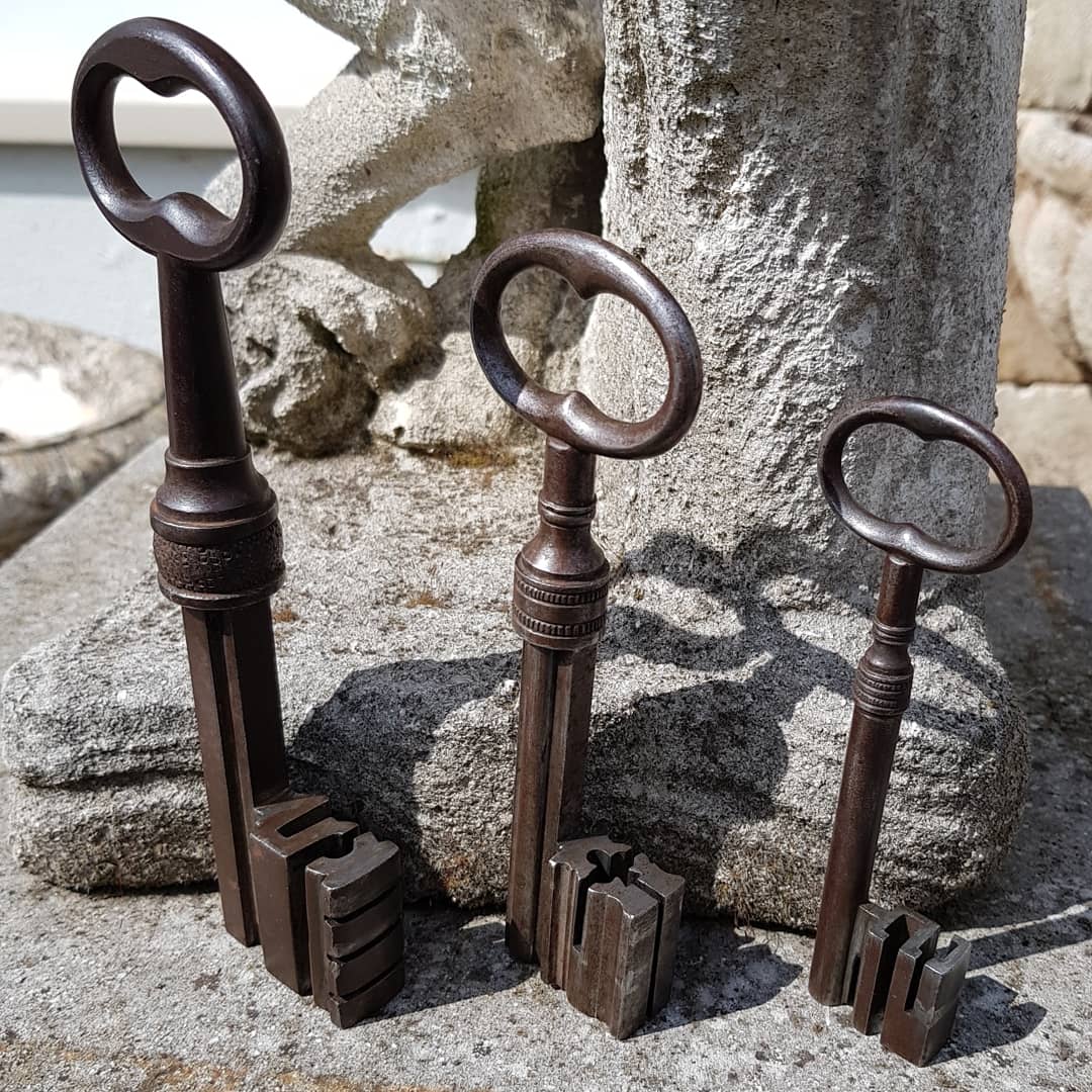 olafsney's tweet photo. Three Beautiful neo-classic safe keys. https://t.co/udLKzGMDTe