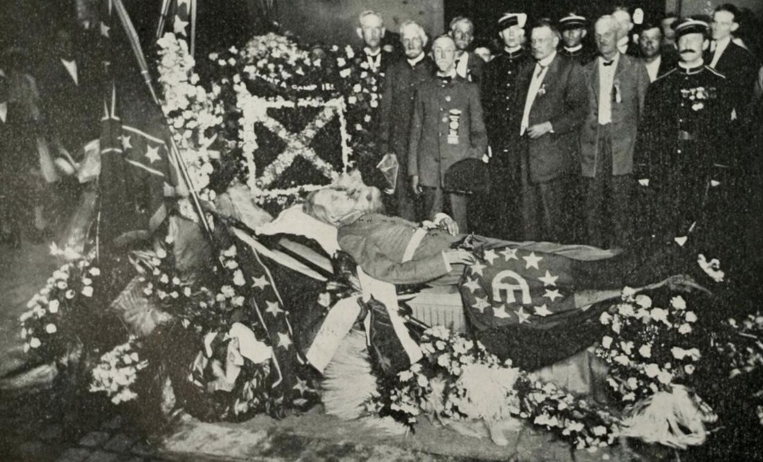 Local media was verklempt. One paper gushed about his “moral grandeur of character.”His body lay in the rotunda of the state capitol until it departed with a parade of 1000s of mourners to  @oaklandcemetery.He was buried beneath a 70-ft obelisk honoring the Confederate dead.