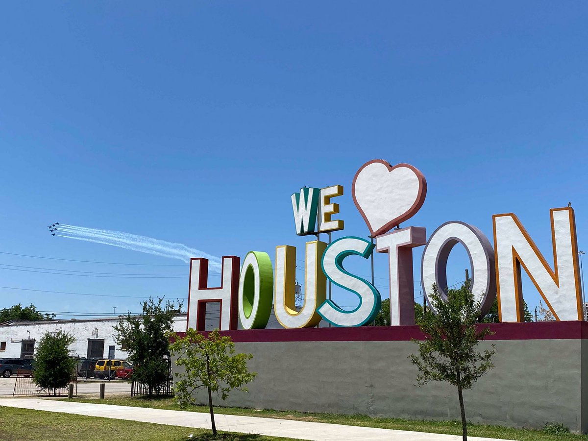 NeighborHOU's tweet image. We ❤️ our health care professionals. 

They have our back, let’s wear a mask to show them that we have their backs too. 

#MaskUpHou #HoustonStrong #HoustonTogether 

Photo credit: @RockeTony87