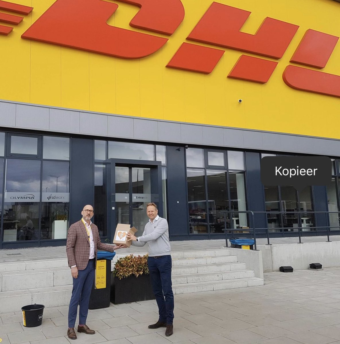 Heel Veel Soeps! Met deze actie bestel je een pakket verse soep voor je dierbaren (of jezelf) en steun je meteen boeren en de Voedselbank. Ik overhandigde Michel Clausing het eerste pakket. Als je ook een pakket wil doneren, ga dan naar: heelveelsoeps.nl