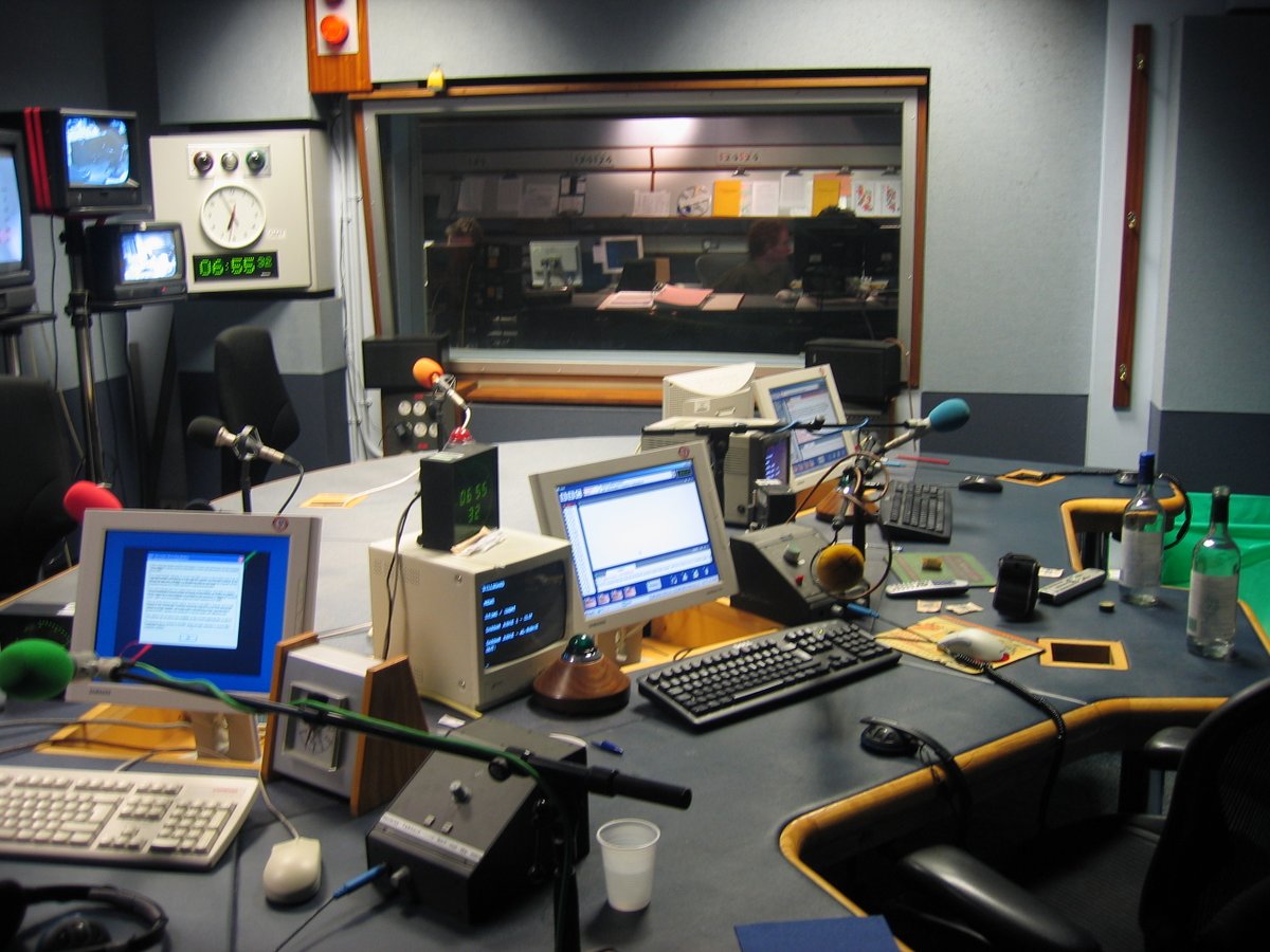 8/ I recall programmes on Tony Blair stepping down, on Yasser Arafat dying, on George W Bush being re-elected (with  @robinlustig in DC), and many many other stories - and always I stared at these same clocks. This is the view through to the sound engineers and producers.