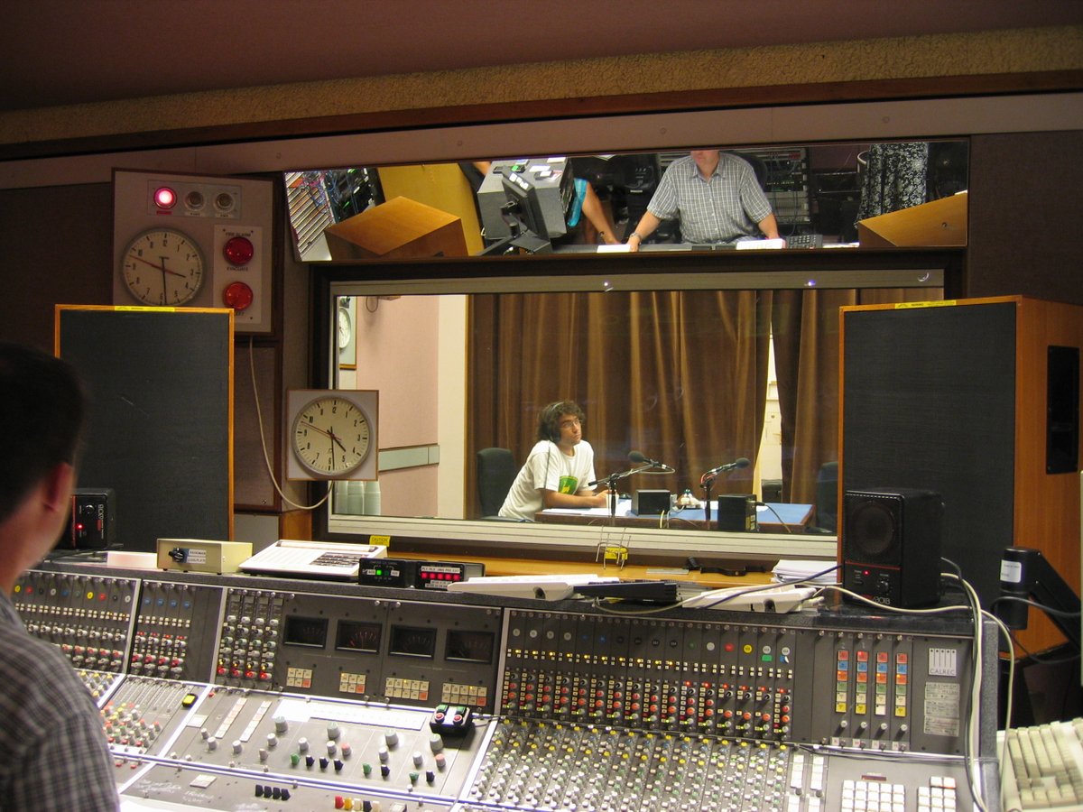 6/ Putting this thread together, I also found this picture from another studio, S6. What a desk this is. (And yes I am wearing a  @JohnDeere t-shirt and the worst pair of glasses, and, no. I can't explain it. The journey to TV presenter was a long one.)