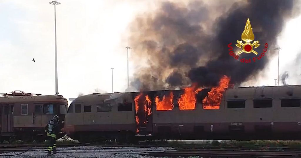A fuoco una rimorchiata storica delle #FS a #Trieste Campo Marzio #incendio <a href="/emergenzavvf/">Thuy Sinh Aqua ( Thủy sinh Aqua)</a> 
ferrovie.it/portale/artico…