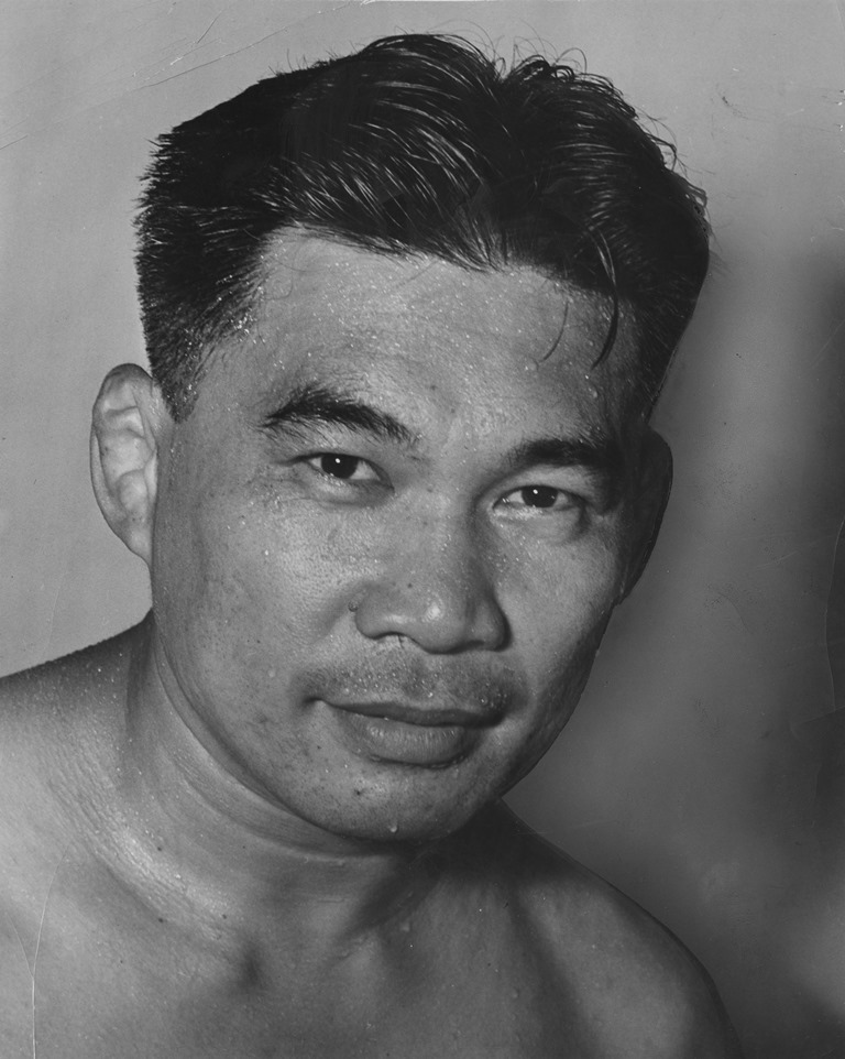 DatWinning's tweet photo. 31 APA Athletes in 31 Days: WALTER "SNEEZE" ACHIU

Achiu was the first person of Asian descent to play in the National Football League, with the now defunct Dayton Triangles in 1927 and 1928, as a running back and defensive back.

#APAHM #31APAAthletesin31Days #AAPIHM #pioneers https://t.co/2Bw9PKoxvN