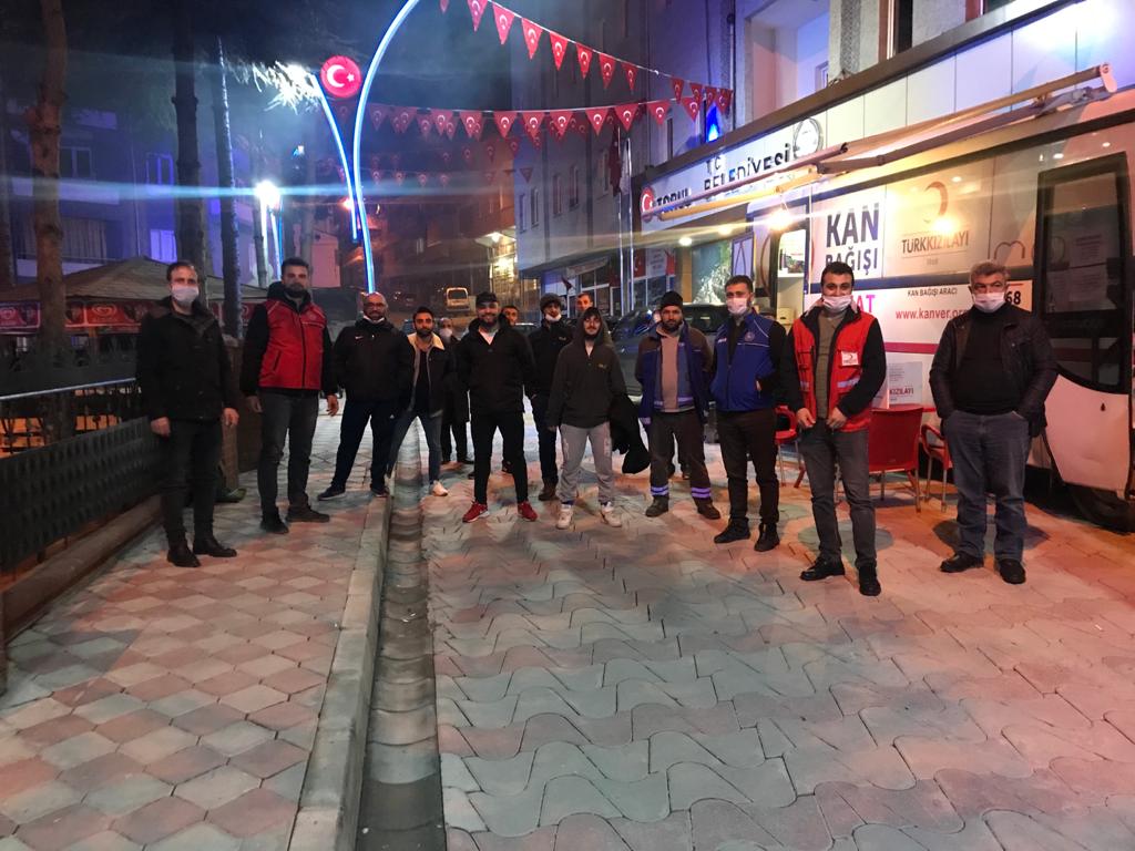 torulgm's tweet photo. Bugün Saat 20:30'da Torul Belediyesi Önünde Başlayan Kızılaya Kan bağışımıza bu zor günlerde büyük küçük desteklerini esirgemeyen Torul Halkımıza Sonsuz Teşekkür Ediyoruz.
Gençlik merkezimizde yaptığımız koruyucu siper maskelerimizide kızılay çalışanlarına verdik.
#1KAN #3CAN https://t.co/Mk9ILdy1x1