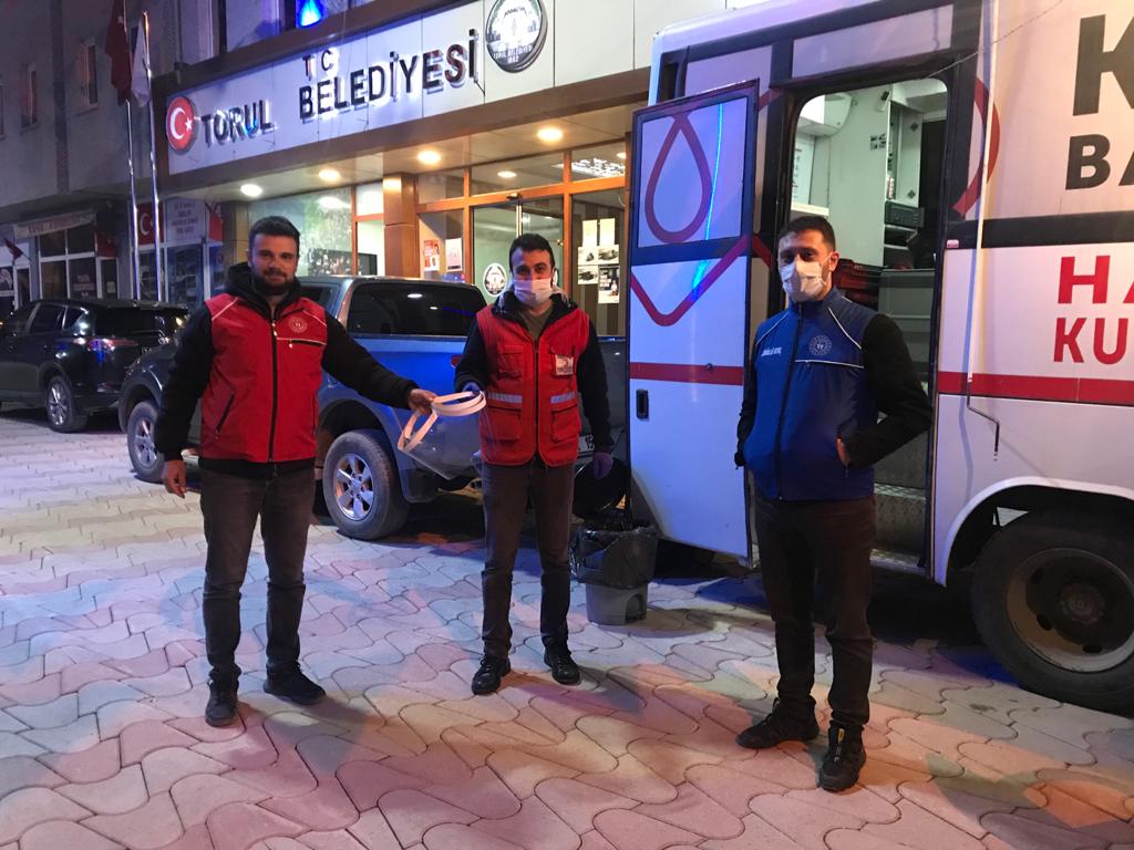 torulgm's tweet photo. Bugün Saat 20:30'da Torul Belediyesi Önünde Başlayan Kızılaya Kan bağışımıza bu zor günlerde büyük küçük desteklerini esirgemeyen Torul Halkımıza Sonsuz Teşekkür Ediyoruz.
Gençlik merkezimizde yaptığımız koruyucu siper maskelerimizide kızılay çalışanlarına verdik.
#1KAN #3CAN https://t.co/Mk9ILdy1x1