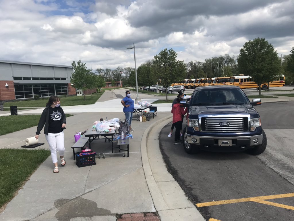 BlaneMcCann's tweet photo. Pick up day @PiperUSD203 @PiperElementary Thank you staff and parents. It is great to see you today. https://t.co/Fjk4zFp7vb