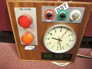 9/ In the early 2010s, the  @bbcworldservice moved from Bush House to New Broadcasting House. And once we'd said our goodbyes, the BBC auctioned the contents of Bush House. Here's the listing I was interested in. I wasn't ready to stop looking at these clocks.
