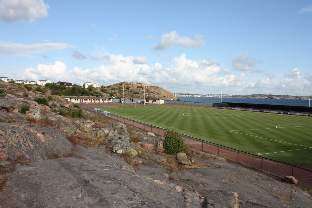 Nr 1 i listan till Radiosporten över utmärkta idrottsplatser som måste ses på plats (som inte kom med reportaget).
Nr 1. Gullmarsvallen i Lysekil.
idrottsplats.se/l/idrottsplats…
Finns också med i Idrottsplatsen i våra hjärtan
idrottsplats.se/catalog/produc…
<a href="/BnSporten/">Bohusläningen Sport</a> <a href="/FBohuslan/">Fotboll Bohuslän</a> #groundhopping