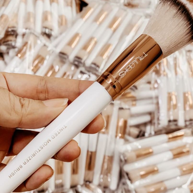 faizahdz's tweet photo. Bismillah.. Taraaaaaaaa..
Peja memperkenalkan... jeng jeng jeng
INTRODUCING EXCLUSIVE ENGRAVED TINTED MOISTURIZER BRUSH TRULOOKS for #trulooksraya2020
#trulooksraya2020
#limitededition
#ceobosstrulooks
#fssquad
#fsbeautysquad
#trulooksbrush
#trulooksmanjung
#trulooksperak https://t.co/5vV3Fp9fhy