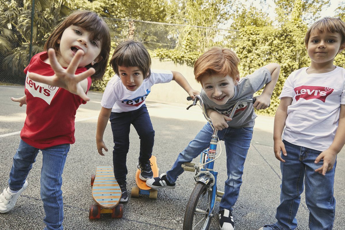 Levis_AR's tweet photo. Las ganas de divertirse, de jugar y de descubrir mundos mágicos se visten de Levi's®! 🎈Descubrí #LevisKids haciendo click acá > https://t.co/mkvkVzckWJ https://t.co/7ZDMcM8JQd