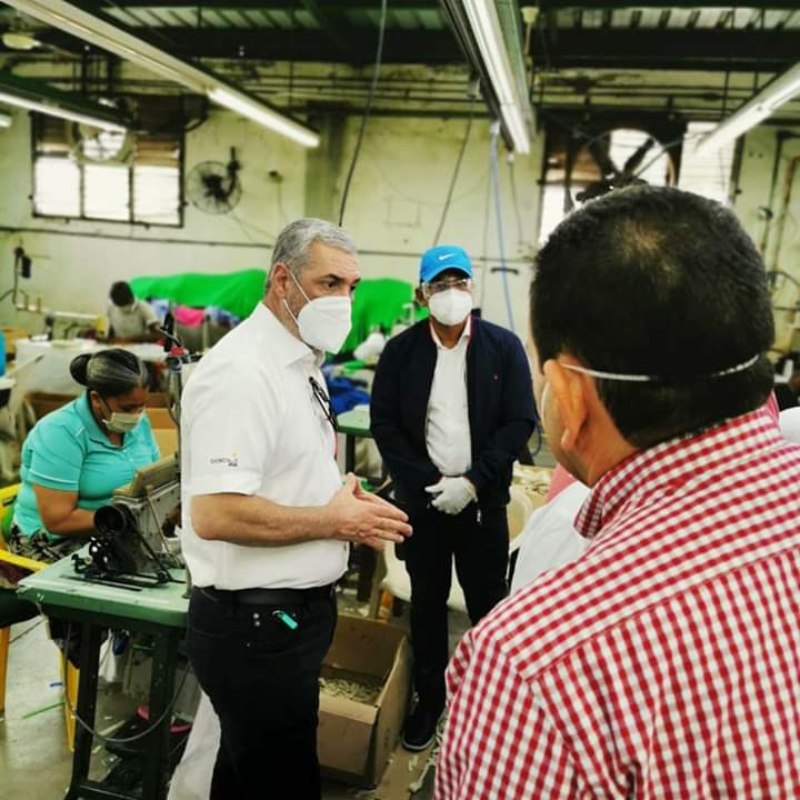 catalinahquez's tweet photo. Qué casualidad! Hoy @Gonzalo2020RD Compró 200 mil mascarillas a la Asociación de Textileros Dominicanos que agrupa decenas de empresas. Algunas estaban paralizadas. Unos 300 obreros volverán a su empleo y las mascarillas irán a deliverys, motoconchos y colmados de los barrios https://t.co/Xg0LQg7N2D