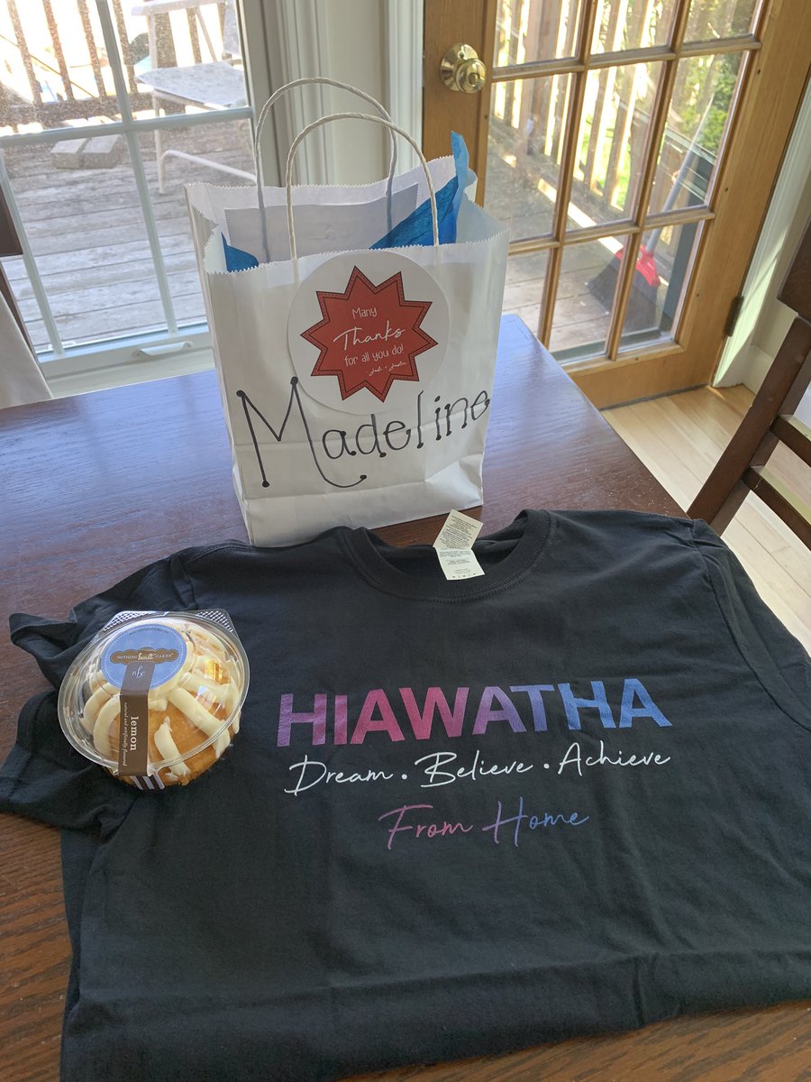 Ms_Rippin's tweet photo. Best admin ever!! Thank you @JodiMeyer21 and @Mr_JGonzalez I’m feeling very appreciated 😊#hiawathapride https://t.co/Rf53aIqwhY
