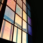 ステンドグラスみたいに綺麗。プラ板に色をつけて障子を張り替えてみた。