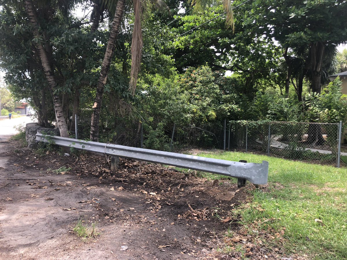 Today we completed an impromptu cleanup on NW South River Dr from NW 27 Av to @CityofMiamiFire Benevolent Hall. Kudos @MiamiZeroWaste Lee Ramos & @CCastellanosMPD for your hard work today for our #Grapeland community. #SafestCity #KeepMiamiBeautiful