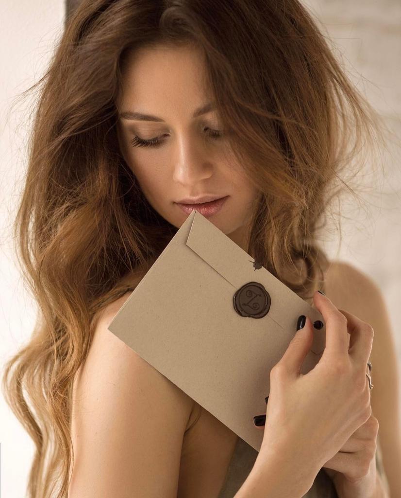 الأمر ليس بكثرة الموجودين
حولك إنما بمن يأتيك دون
أن تناديه ومن يحتضنك
دون أن تخبره أنك تتألم🌹🍃
#ياسمينه