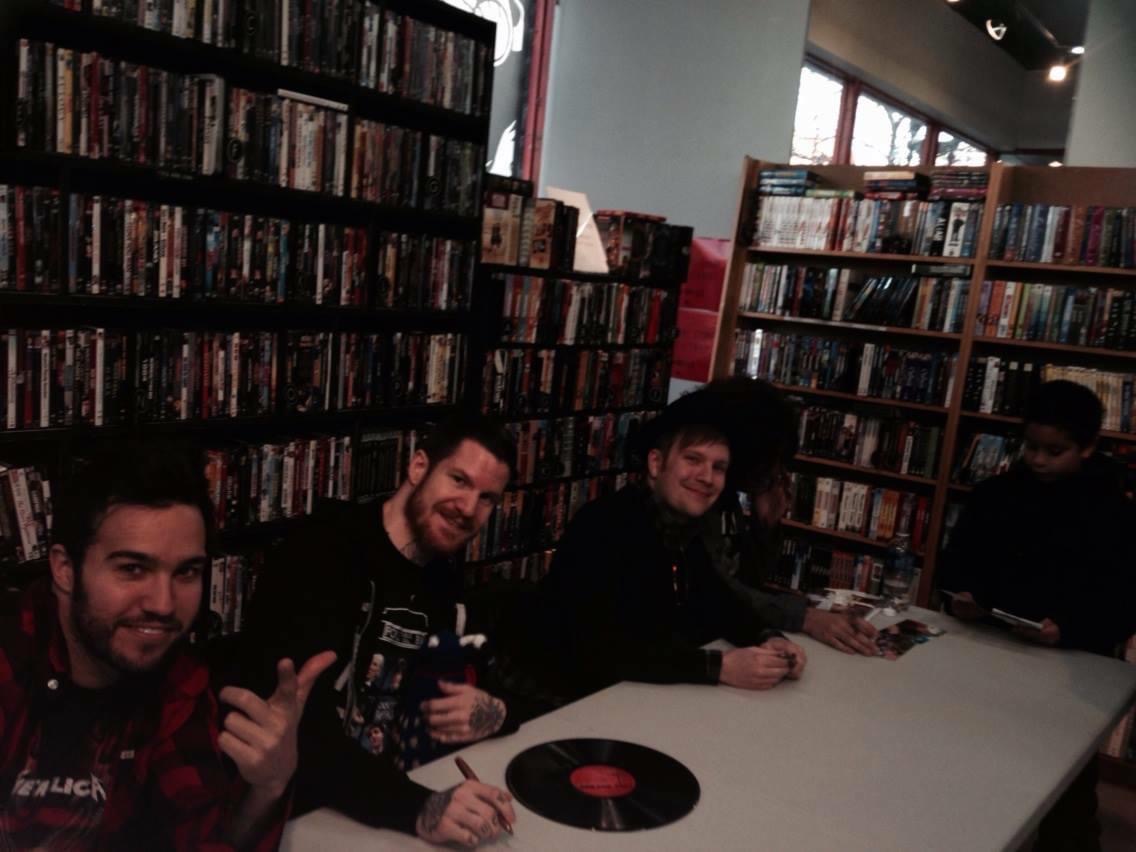 Essytwotears's tweet photo. @falloutboy @petewentz @PatrickStump @trohman @hurleyxvx https://t.co/uGluxyJ2UJ