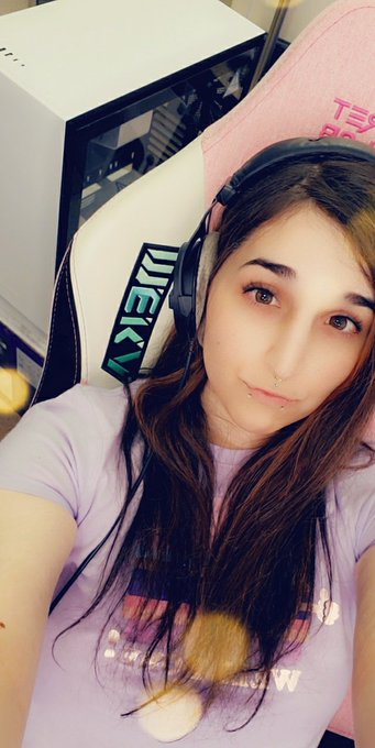 finally going to try to build new computer today so I can finally stream again https://t.co/dfxceQS2<a href="/tag/thighland"class="tags"><span>#thighland</span></a>