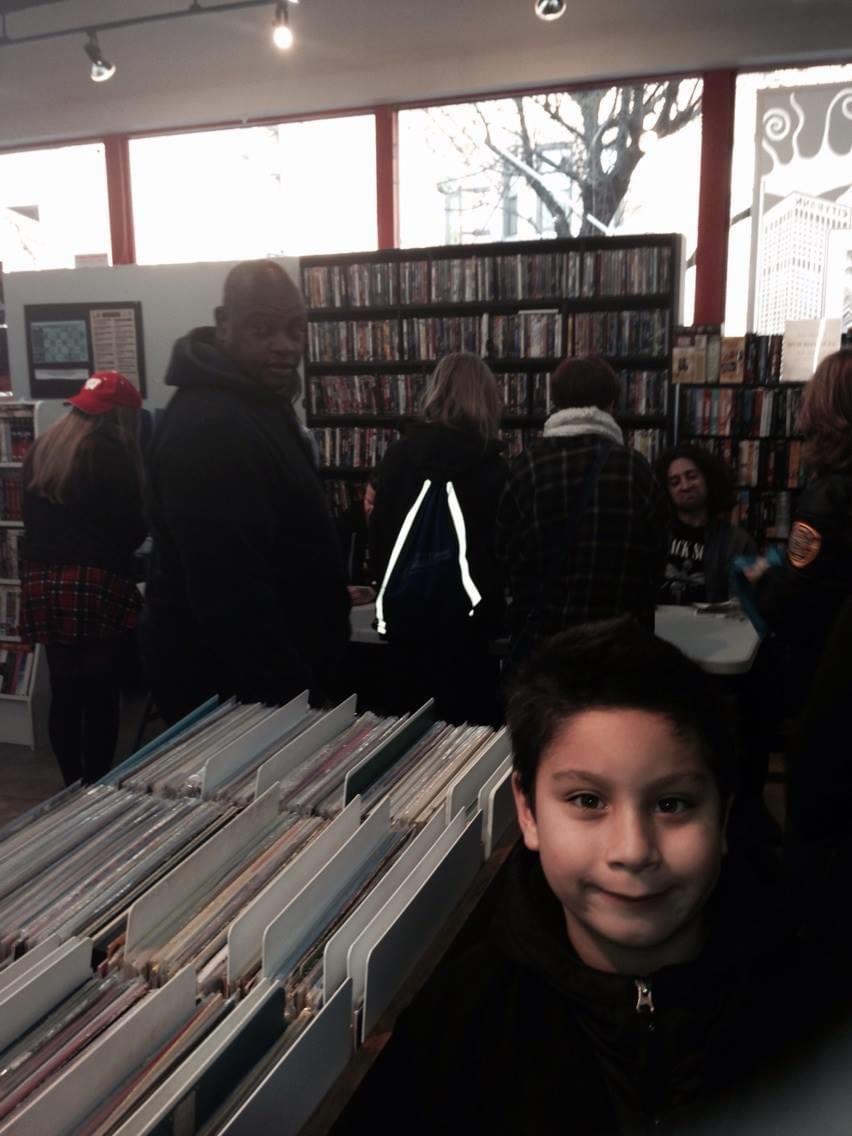 Essytwotears's tweet photo. @falloutboy @petewentz @trohman @PatrickStump @hurleyxvx https://t.co/Rgbx6mxZsF