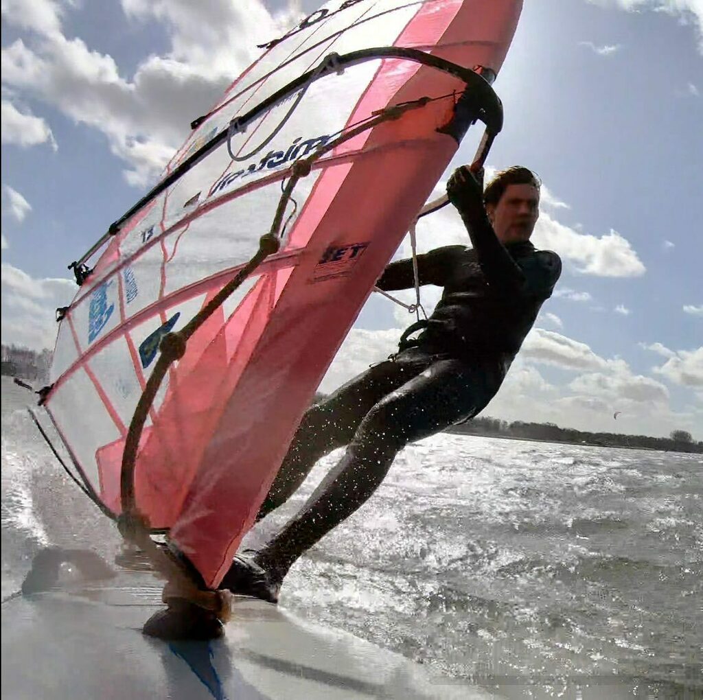 Een paar dagen voor de lockdown maakte ik deze foto. Buitensporten kan weer, nu wachten op stormachtige dagen.
.
.
#windsurfing #surf #windsurf #windsurfen #hangloose #water #watersport #storm