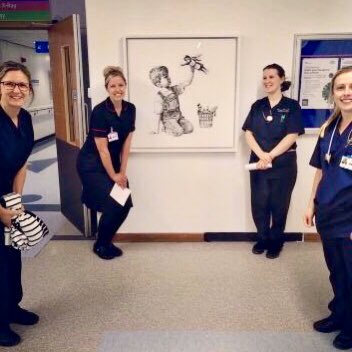 El genial artista Banksy ha reaparecido.
Esta vez en el Hospital Gral de Southampton (UK),donde ha dejado esta pintura titulada "Game Changer" junto a la nota:
«Gracias por todo lo que estáis haciendo. Espero que esto ilumine un poco este lugar, incluso estando en blanco y negro»