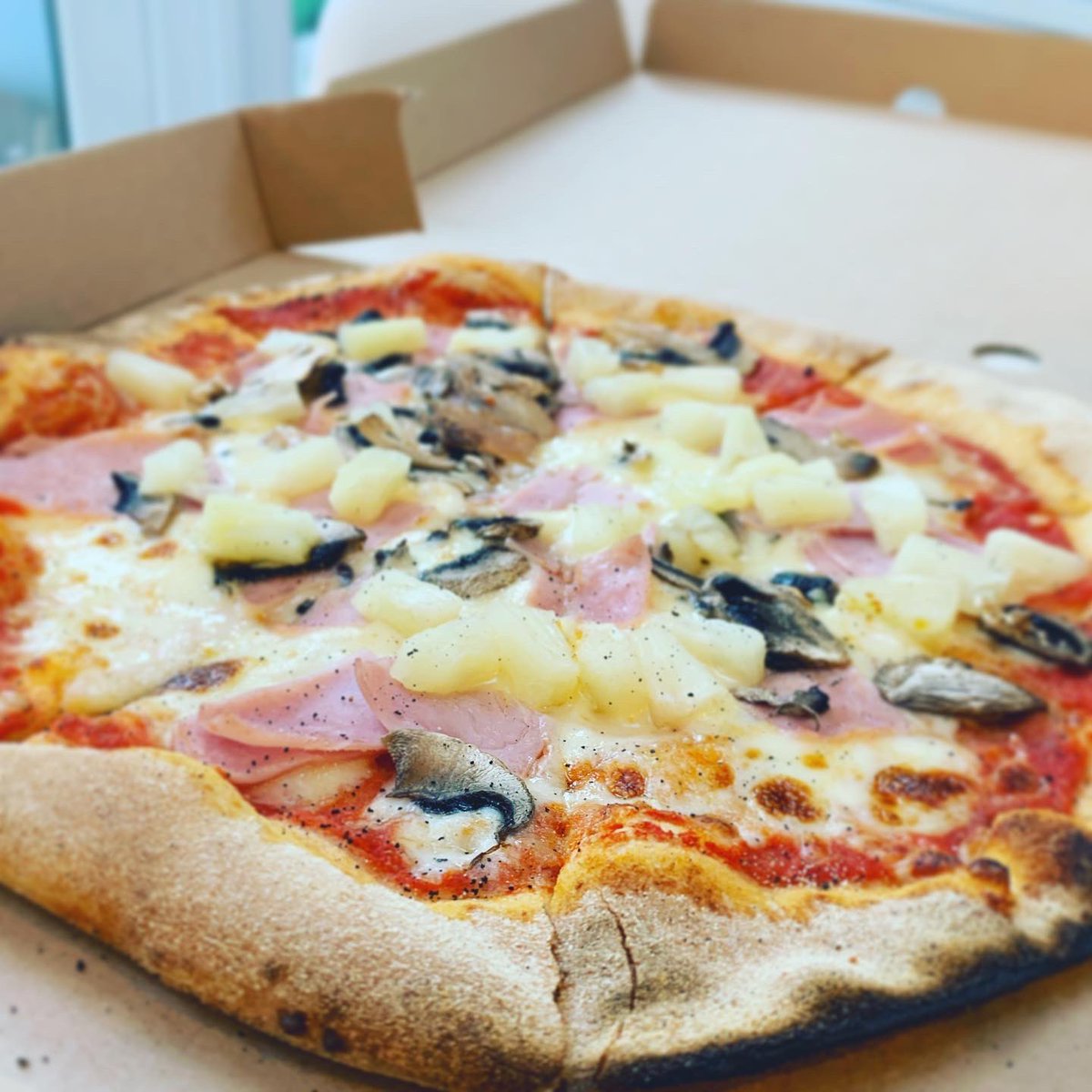 WeybridgeStrEAT's tweet photo. Amazing pizzas’ from Stoked Eats tonight. Great little Weybridge business - Check our the website to find out where the mobile wood-fired pizza van will be each eve. #weybridge #SupportLocalBusinesses https://t.co/Kne36dJbsM