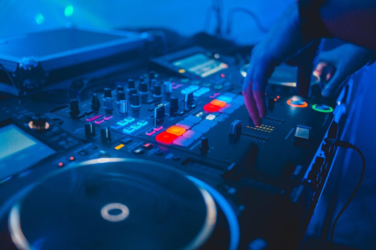 DJCoursesOnline's tweet photo. “Music can change the world because it can change people.” - Bono
.
.
#DJCoursesOnline #GoodVibes #MusicLovers https://t.co/FqYv9Wx8Kg