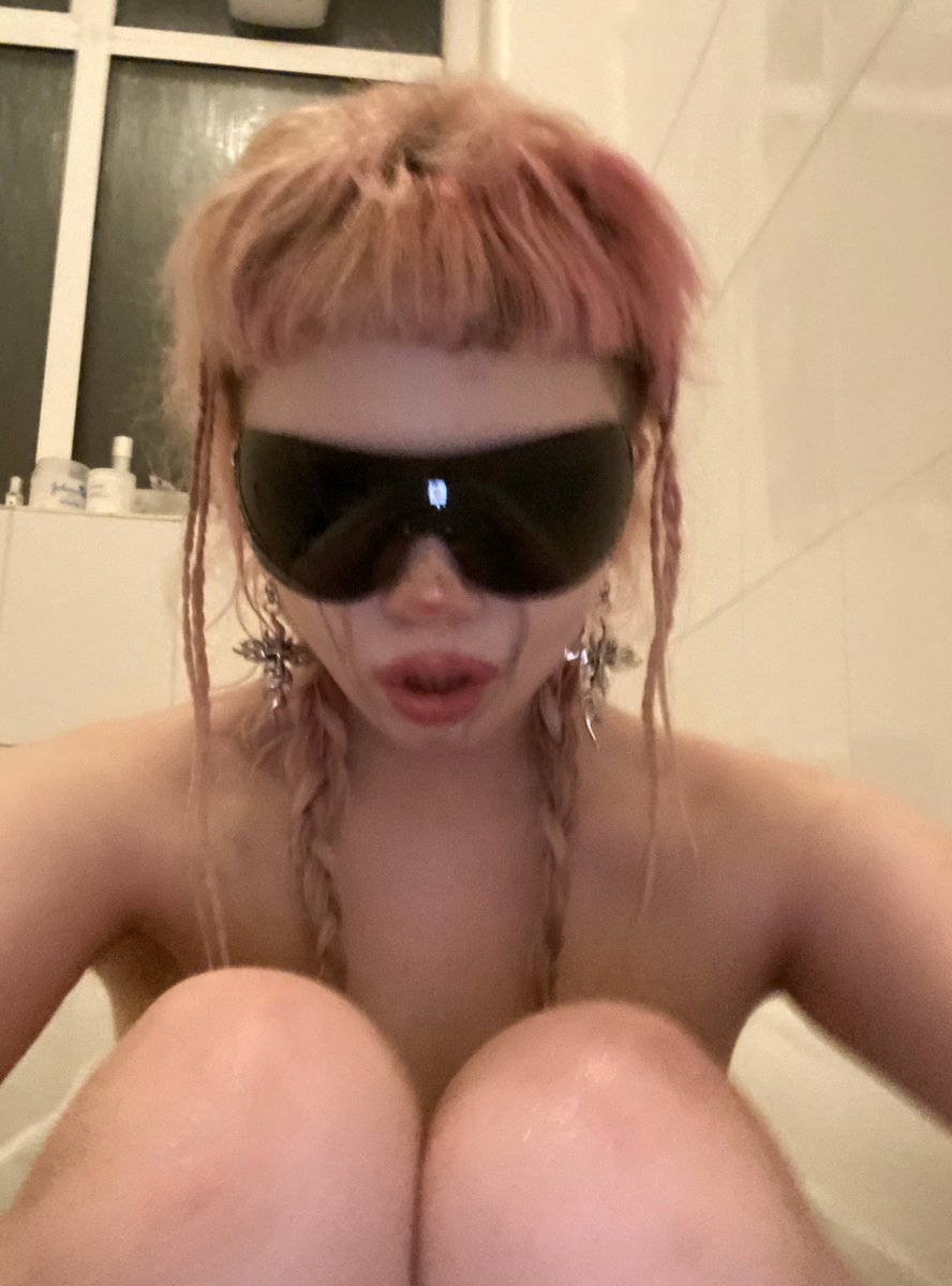 abortjazminbean's tweet photo. Sunglasses in the bath is an essential 🌞🦟💕🗡☆彡 https://t.co/H8Wfr7DfX2
