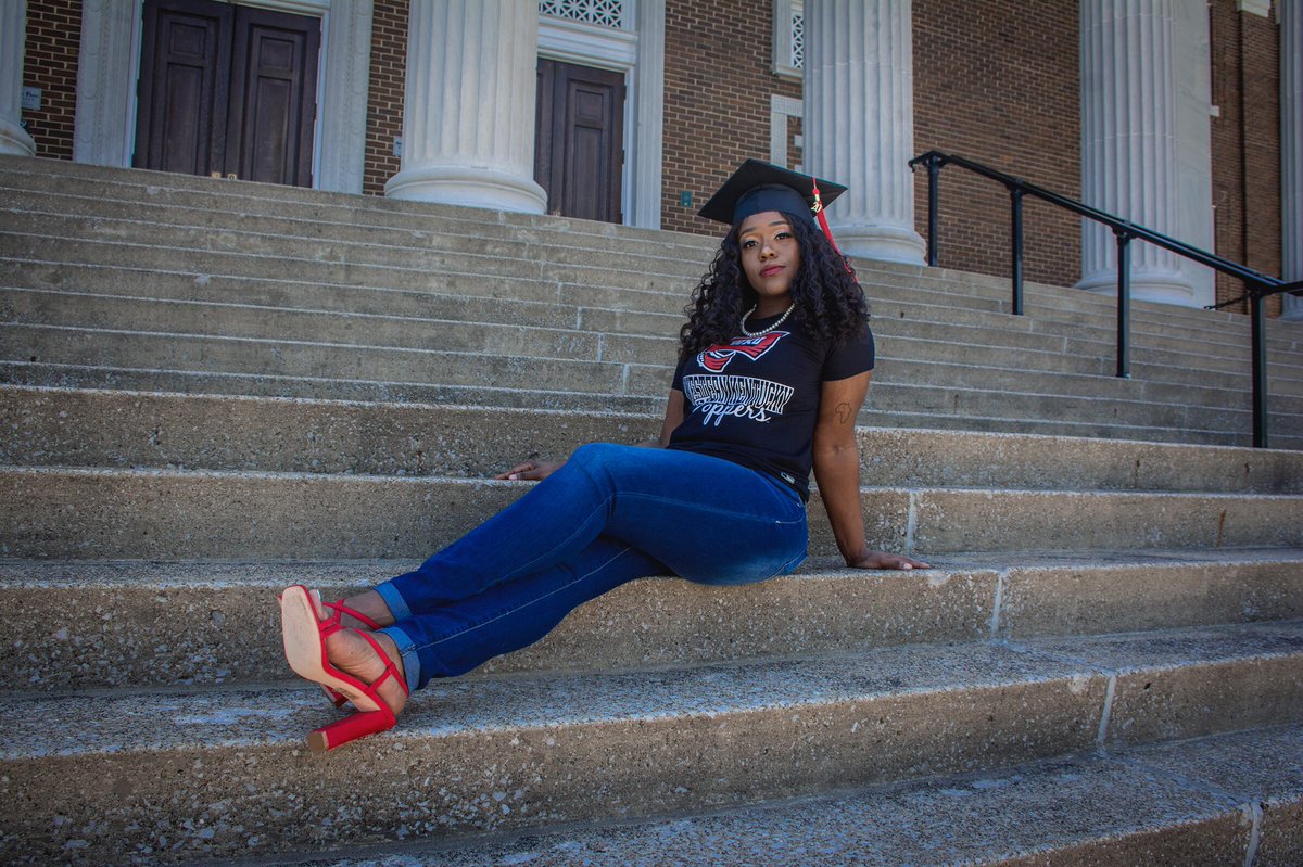 _Tameraa21's tweet photo. A graduate. 🥵👩🏾‍🎓 https://t.co/WFbPRsk4Jm