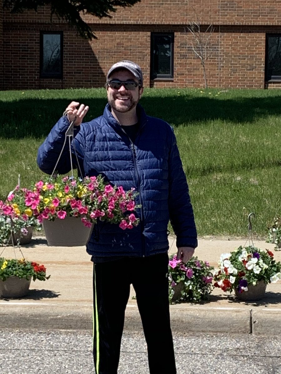 jonathan_stolle's tweet photo. Some of our great Howell High School teachers picking up flowers supplied by Penzein Farms for Teacher Appreciation Week! If you couldn’t make it today, come by tomorrow 9-10 AM and pick one up! Senior Survivor t-shirts will be there along with coffee!
#ThankATeacher #OneHowell https://t.co/wuE9hLULkn