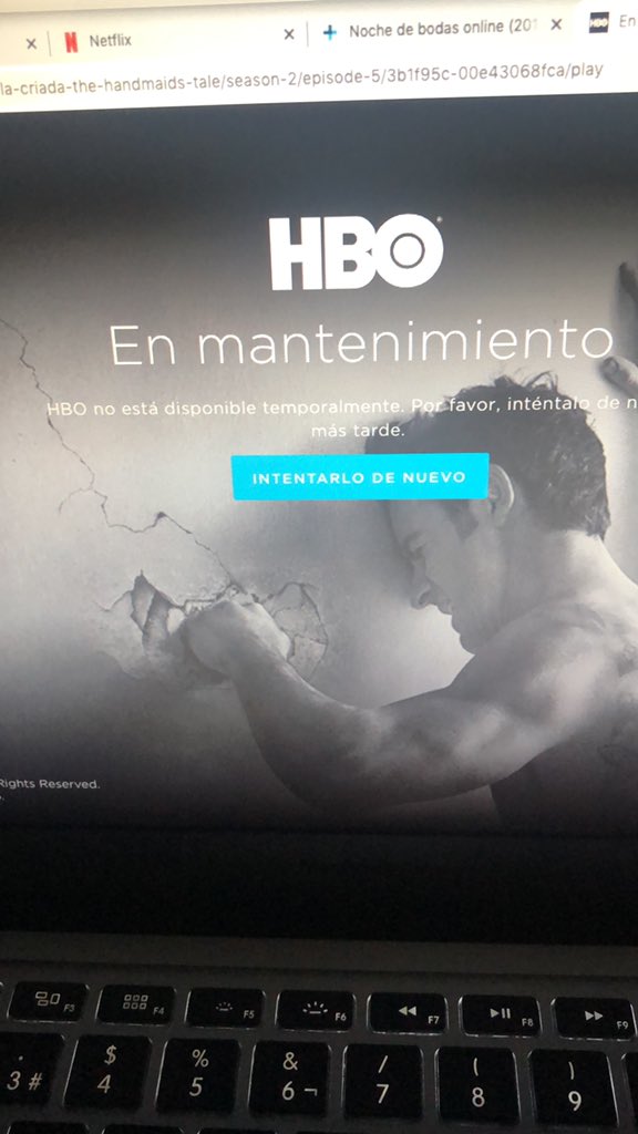 CosmetikBlog's tweet image. Estás viendo El Cuento de la Criada y de repente @HBO_ES hace esto...