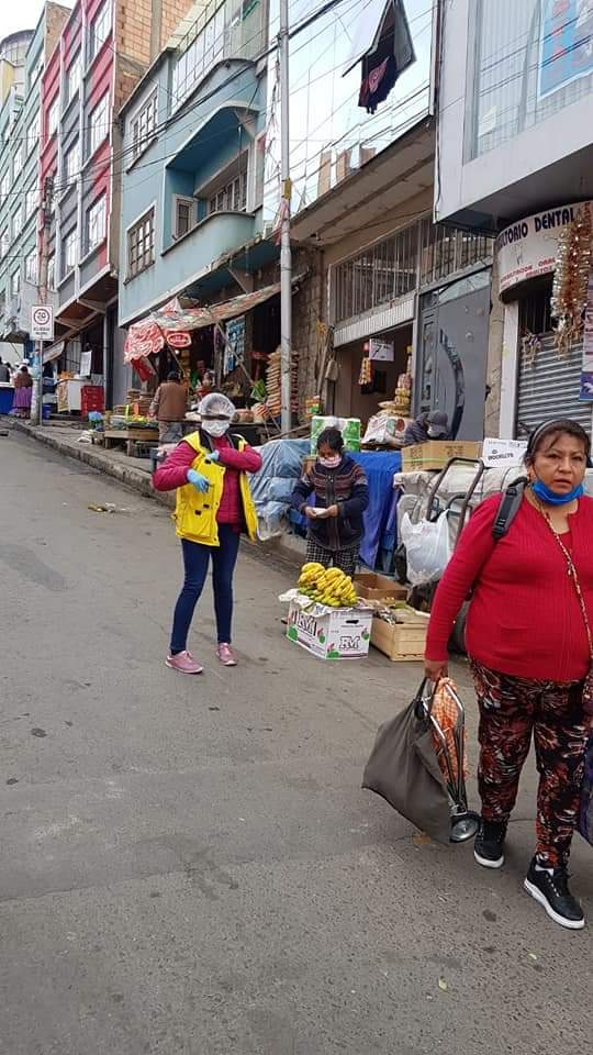SrCobranzaLPZ's tweet photo. #IntendenciaLP
La Subintendencia Cotahuma realizó este miércoles recorrido por el mercado Rodríguez y calles adyacentes mercado Sopocachi y calles adyacentes, mercado Stronguest y adyacentes donde verificó el uso de indumentaria,control de peso y lista de precios. https://t.co/dPqw4CAAFx