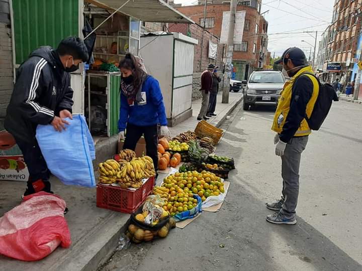 SrCobranzaLPZ's tweet photo. #IntendenciaLP
La Subintendencia Cotahuma realizó este miércoles recorrido por el mercado Rodríguez y calles adyacentes mercado Sopocachi y calles adyacentes, mercado Stronguest y adyacentes donde verificó el uso de indumentaria,control de peso y lista de precios. https://t.co/dPqw4CAAFx