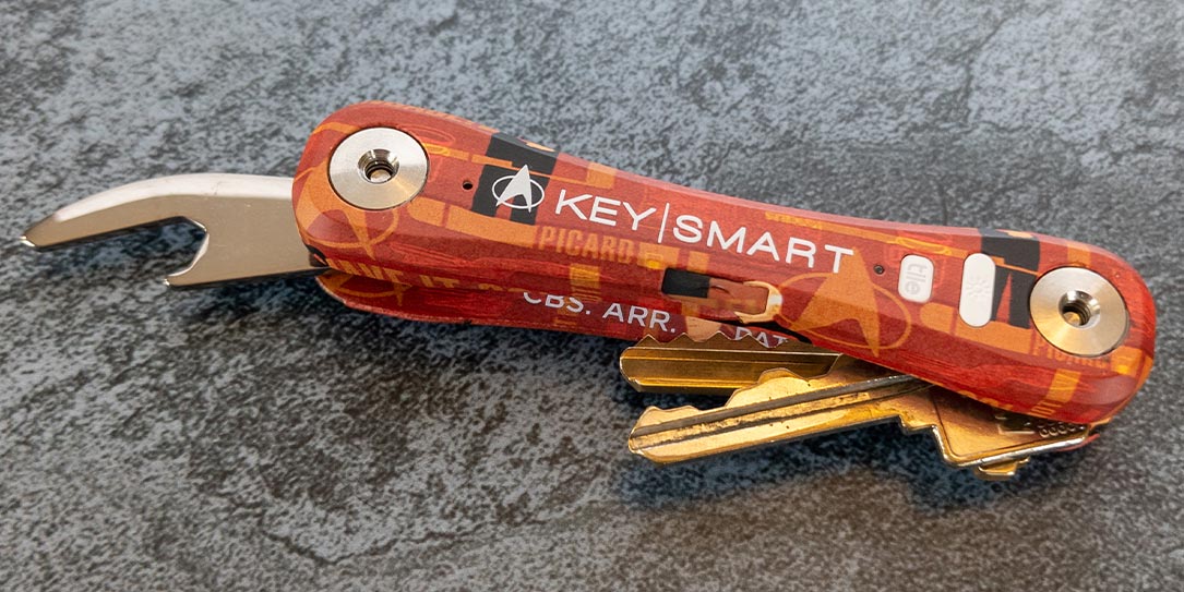 techaeris's tweet image. Our @GetKeySmart Pro review takes a look at a Star Trek-themed compact key chain that not only tracks your keys but also includes a bottle opener and flashlight. 

#KeySmart #KeySmartPro #Tile #StarTrek #Picard #MakeItSo #review

techaeris.com/2020/05/06/key…