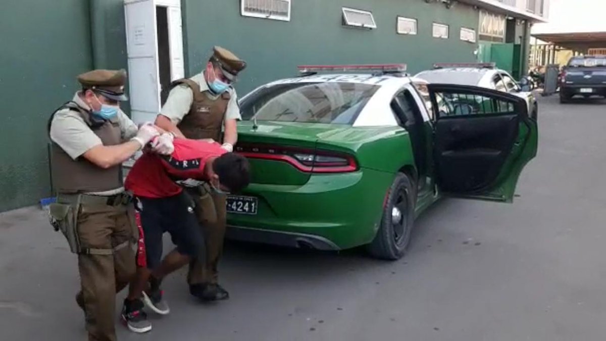 #SiempreAlerta
Personal de Carabineros de Padre Hurtado detuvo a un individuo que minutos antes había protagonizado un violento robo con intimidación a la cajera de un local ubicado en la  Av. Los Silos a la altura del mil 300