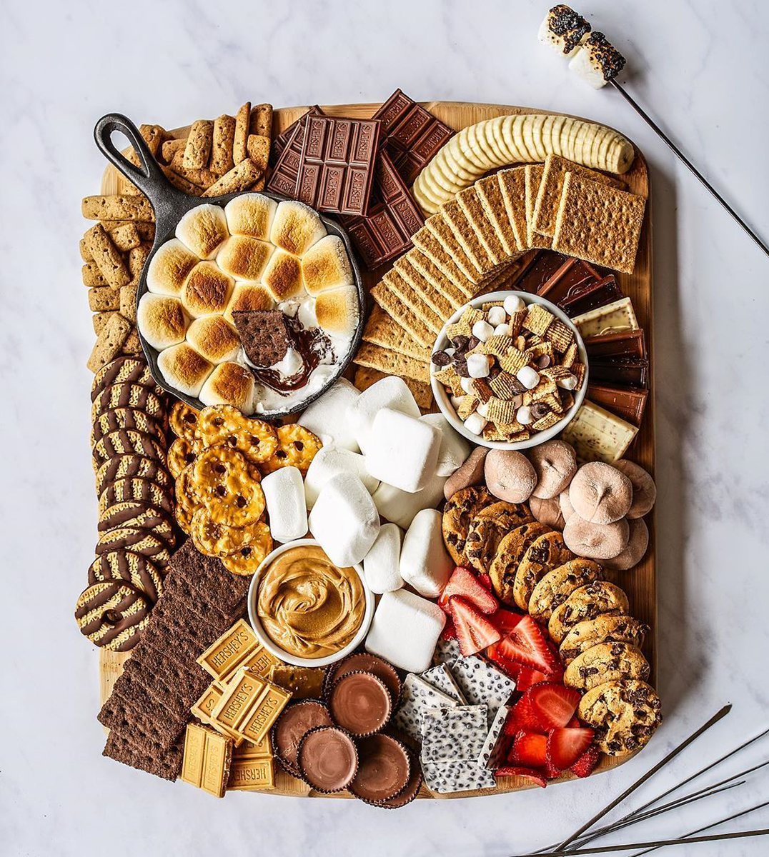 9GAG's tweet photo. Mouthwatering platters 🤤

📸 thebakermama | IG https://t.co/FBmn66m5Jm