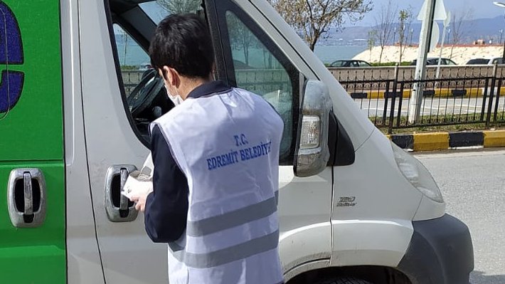 edremitbldvan's tweet photo. Esnafımıza ve şoförlerimize ücretsiz maske dağıttık.
Belediyemiz @FeqiDerr  ortak çalışması ile; Trafik haftası münasebetiyle trafikteki şoförlerimize ve Edremit esnafımıza ücretsiz Maske dağıttık. Hemşehrilerimizle trafik kurallarına uyulması yönünde diyaloglar kurduk. https://t.co/ONgyCoxM5w