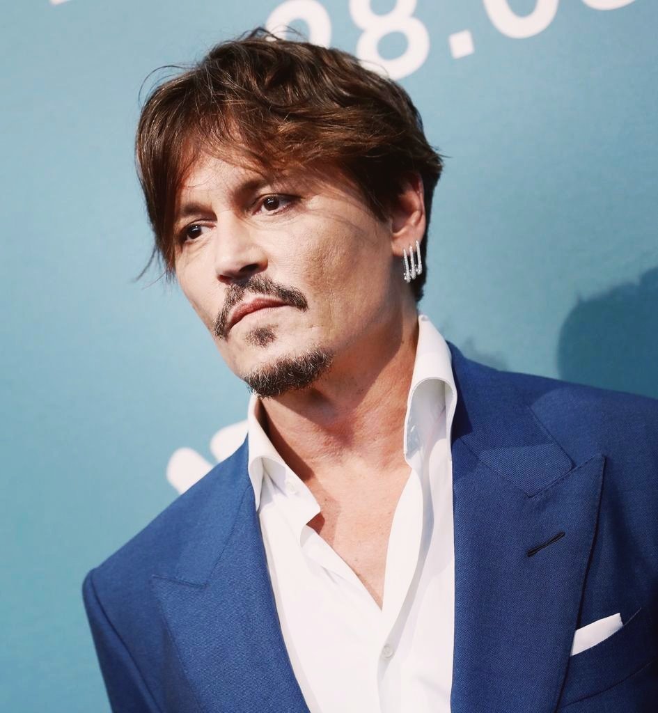 shadesofyeIlow's tweet photo. Johnny Depp's glow up after he got rid of a certain toxic someone is so beautiful to see. He looks so much happier and healthier. Truly iconic. https://t.co/x7RRvJZ0Vf