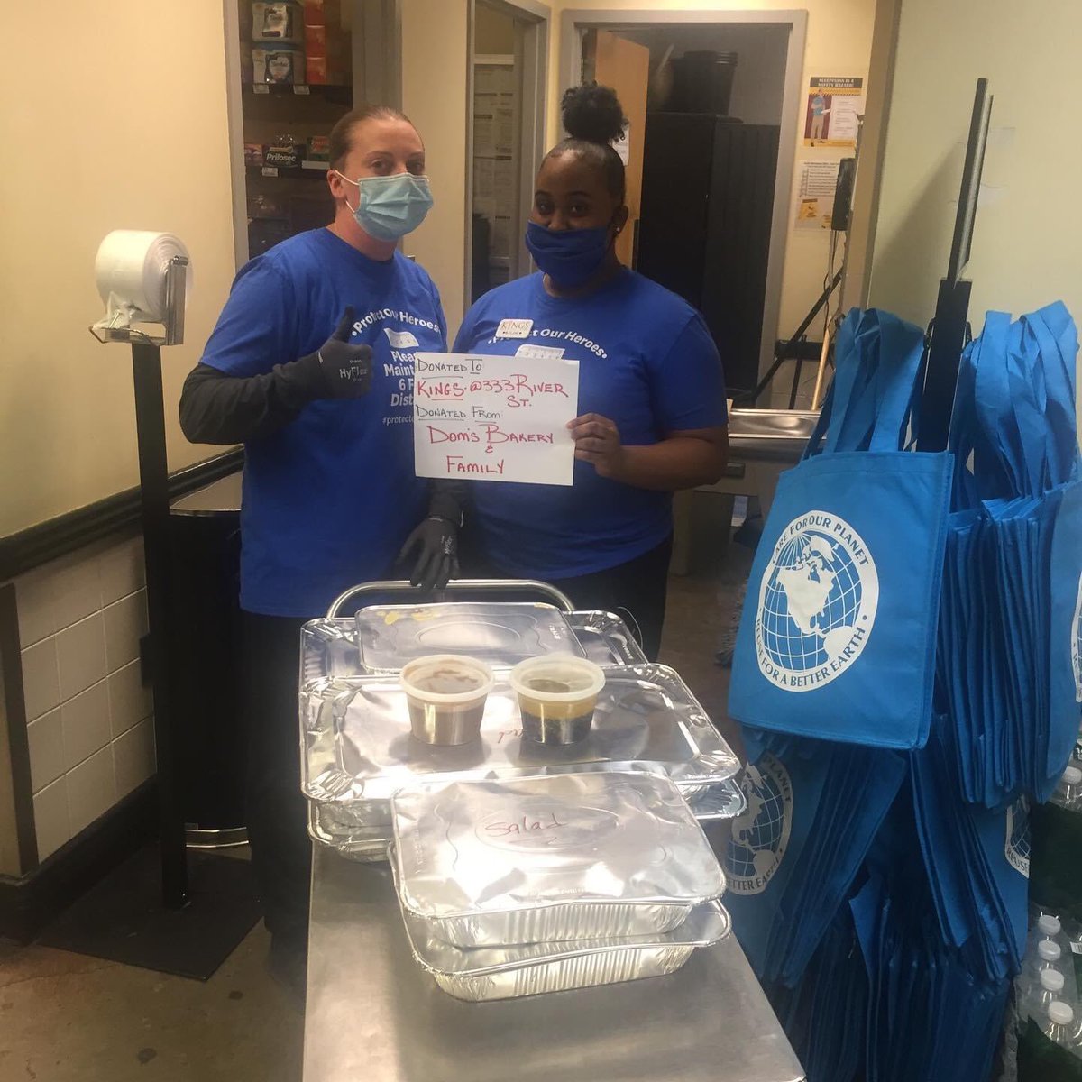 Smiles206's tweet photo. My heart is full of love. Heroes feeding heroes. Thank you Leoβs you are our #unsungheroes we β€οΈ you. #EssentialWorkersrock https://t.co/W7SHtFA7Qv