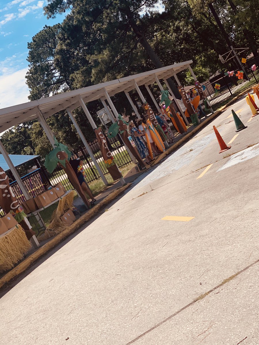 DrAxiniaZepeda's tweet photo. Still able to celebrate our staff with a Luau Theme Staff Appreciation Drive-Thru! 🥰❤️ thank you PTA for your support! Such great goodies! @DurhamES #SocialDistanceCelebration https://t.co/HUHLlorkiw