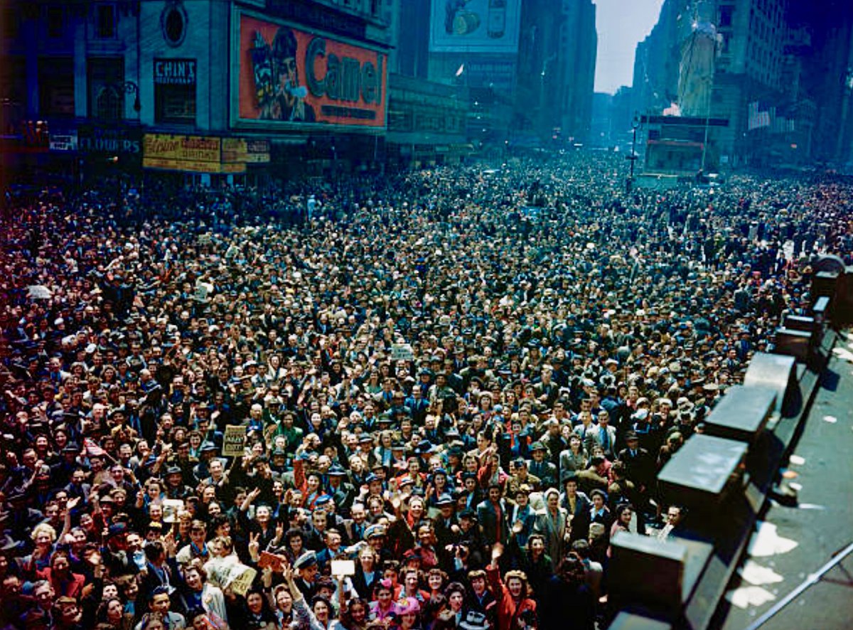 BeschlossDC's tweet photo. Times Square on VE-Day, 75 years ago this week:         #Getty https://t.co/kFIJAoKgbC